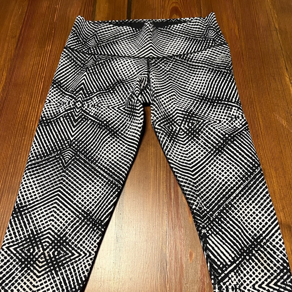 Adidas Women's Cropped Black Patterned Medium Leggings
